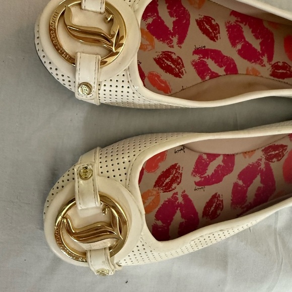 Juicy Couture Beige Flats with Gold Detailing - Picture 2 of 10